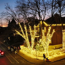 Installation-des-lumires-de-Nol-La-maison-de-Nol-Canadian-Tire-Montral 6